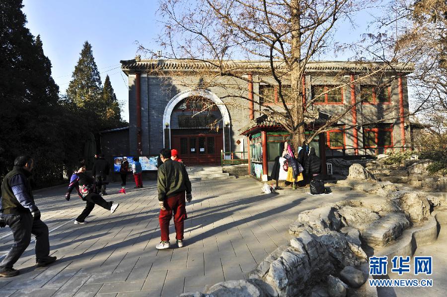 1月15日，市民在北京北海公園內(nèi)的上林苑飯莊門(mén)前晨練。