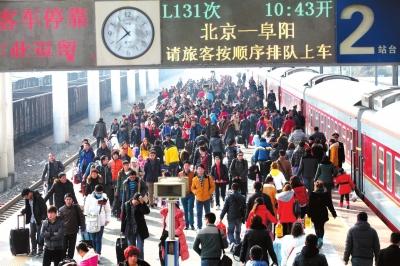 昨天，由北京開出的列車途經(jīng)安徽亳州火車站，大量旅客回到家鄉(xiāng)