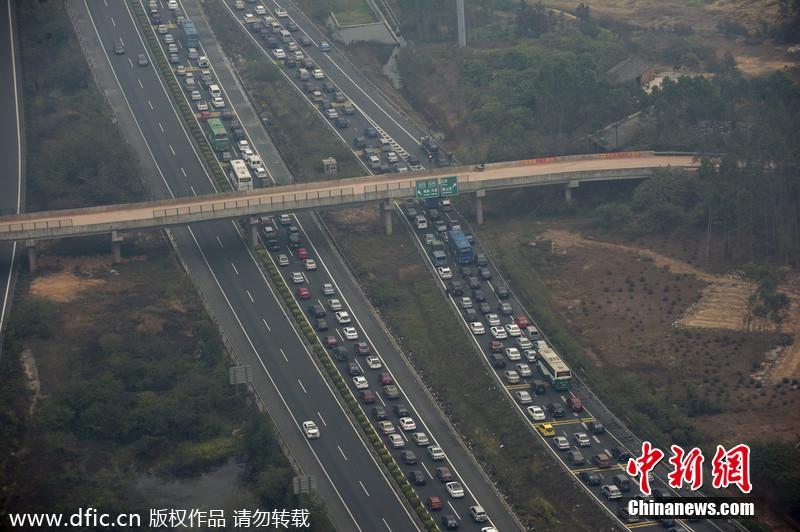 航拍春運(yùn)路況 廣河長深高速交界車隊綿延幾公里