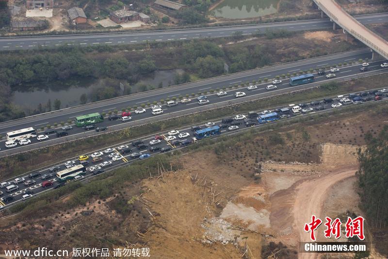 航拍春運(yùn)路況 廣河長深高速交界車隊綿延幾公里