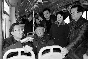繆瑞林在車上與市民、乘委會委員交流 通訊員 卜照雪 攝