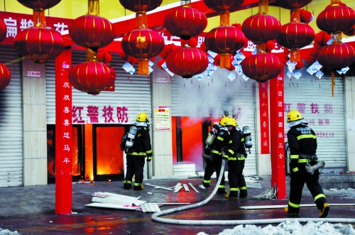 　2.消防人員透過大門向營(yíng)業(yè)大廳噴水滅火