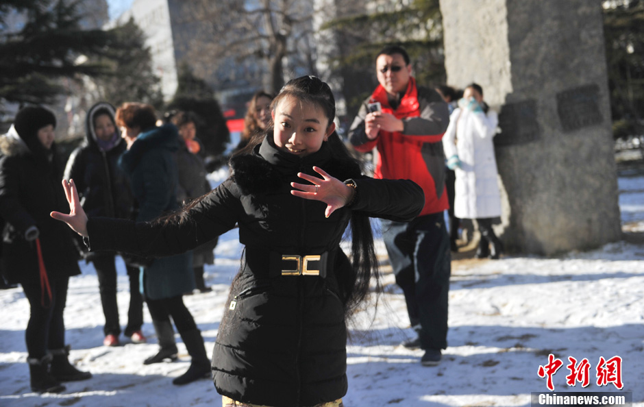 圖為來自東北的表演系考生雪地秀才藝。