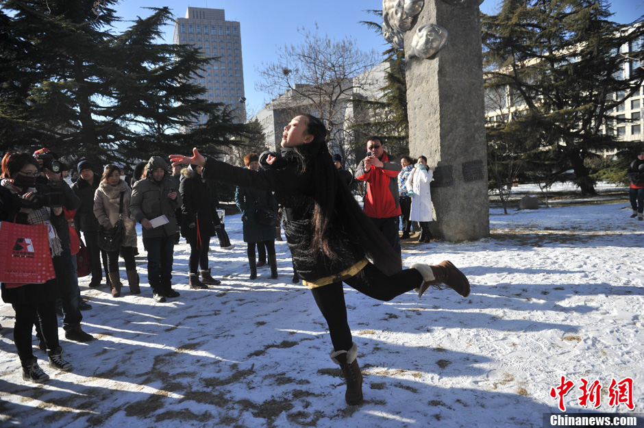 圖為來自東北的表演系考生雪地秀才藝。