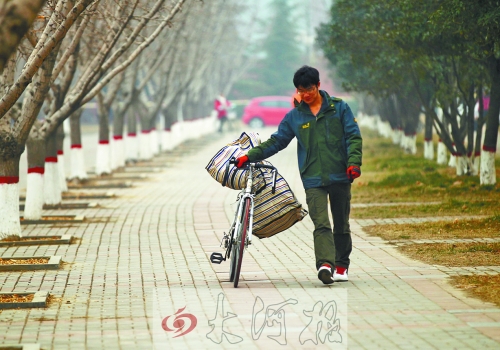 走在校園的小路上，帥氣的單車是我同伴，鼓鼓的行囊盛不下父母深深的惦念。