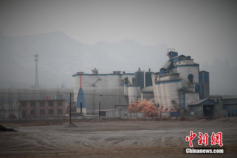 　2014年2月17日，石家莊市再次啟動(dòng)壓減水泥過(guò)剩產(chǎn)能、治理大氣污染水泥企業(yè)集中爆破拆除行動(dòng)。