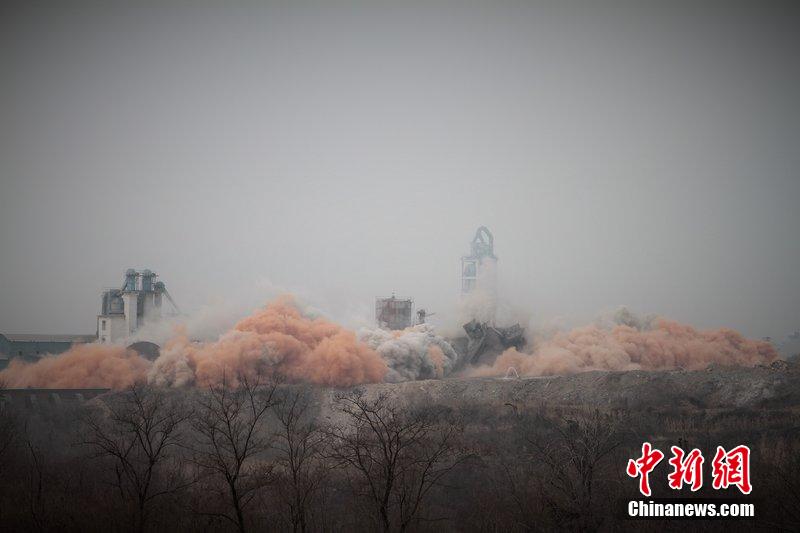 　2014年2月17日，石家莊市再次啟動(dòng)壓減水泥過(guò)剩產(chǎn)能、治理大氣污染水泥企業(yè)集中爆破拆除行動(dòng)。