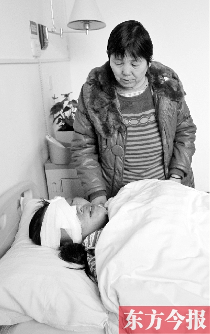 17日，52歲的王美蘭在做完眼角膜移植手術(shù)后躺在病床上休息