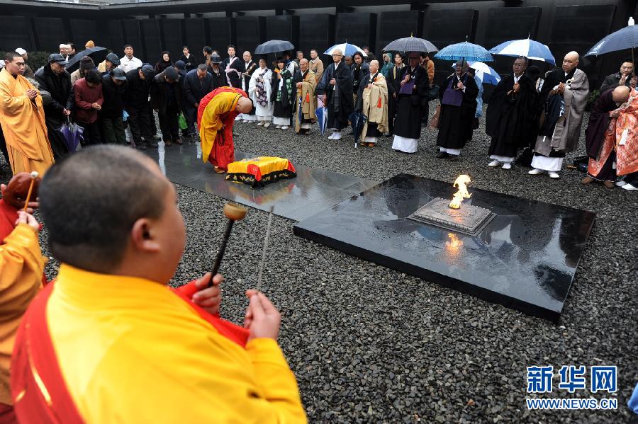 中日兩國數(shù)十位僧人在侵華日軍南京大屠殺遇難同胞紀(jì)念館祭場舉行“世界和平法會”