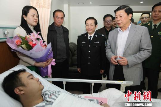 廣西壯族自治區(qū)黨委常委、政法委書記溫卡華看望唐蔚宣。