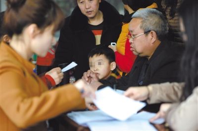 昨日，家長為服用藥品的幼兒登記參加體檢。西安兩所幼兒園長期給園內(nèi)幼兒集體服用“病毒靈”。