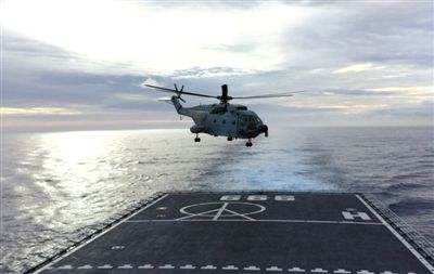 3月29日，一架艦載直升機(jī)從井岡山艦起飛執(zhí)行搜索任務(wù)。當(dāng)天，海軍井岡山艦抵達(dá)南印度洋新任務(wù)區(qū)開始搜索。 新華社發(fā)