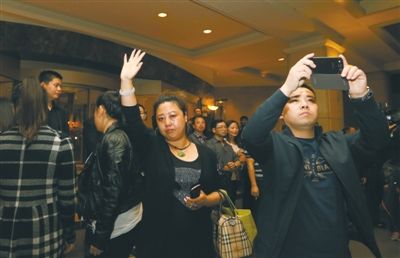 昨晚，麗都飯店，32位馬航失聯(lián)客機(jī)家屬準(zhǔn)備赴馬來(lái)西亞。新京報(bào)記者 侯少卿 攝