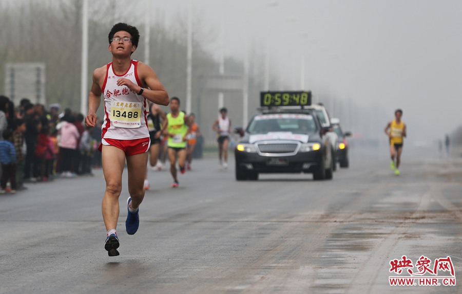 一名合肥選手處在較為領(lǐng)先的位置。