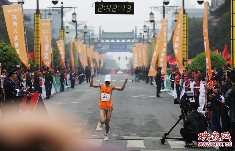 一名選手抵達(dá)終點后，高舉雙手慶祝。