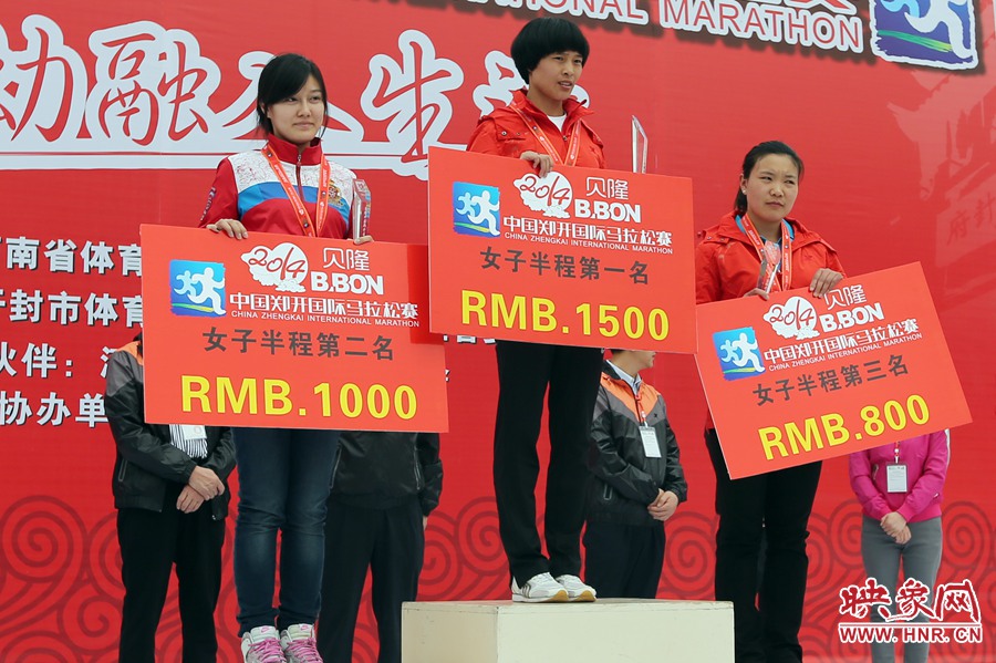 女子半程前三名選手。