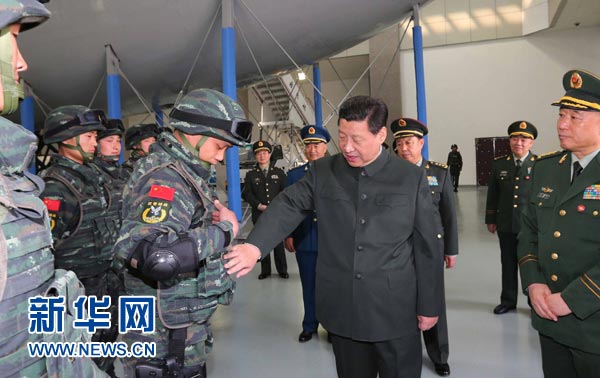 這是習(xí)近平同特戰(zhàn)隊(duì)員親切交談，詳細(xì)詢問他們的教學(xué)訓(xùn)練和生活情況。