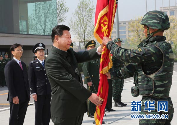 這是習(xí)近平將隊(duì)旗鄭重授予“獵鷹突擊隊(duì)”大隊(duì)長(zhǎng)。