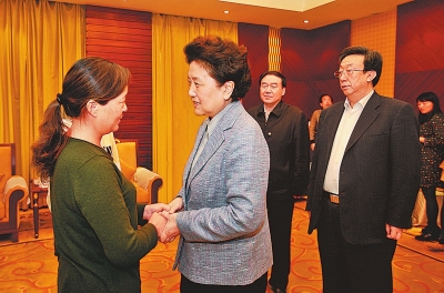  4月9日，中共中央政治局委員、國(guó)務(wù)院副總理劉延?xùn)|在鄭州接見“踐行焦裕祿精神的好校長(zhǎng)”張偉的家屬。