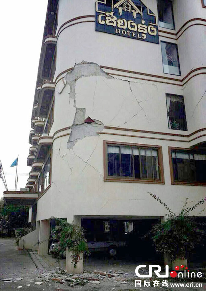 　當?shù)貢r間2014年5月5日，泰國清萊，一棟酒店大樓墻皮脫落。 圖片來源：東方IC