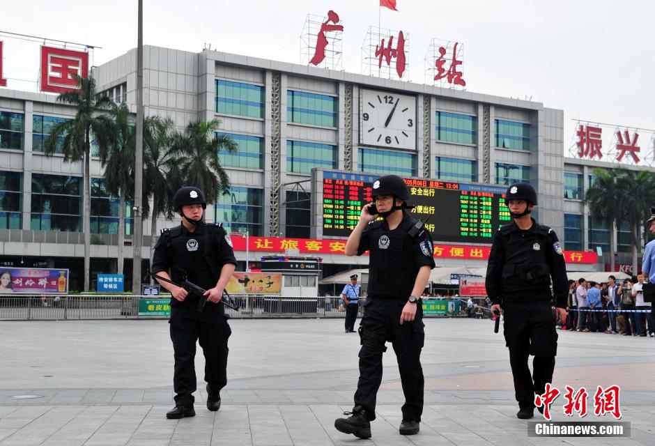 圖為廣州特警在案發(fā)現(xiàn)場(chǎng)戒備。