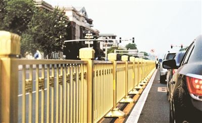 從復(fù)興門到建國(guó)門，長(zhǎng)安街一線全部更換為金色護(hù)欄 攝影/本報(bào)記者 郝羿