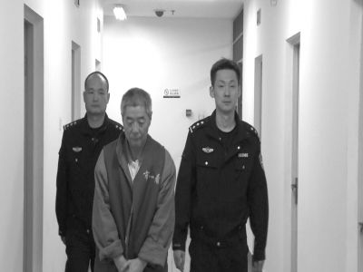 向南夫被帶出監(jiān)室接受提審。警方供圖