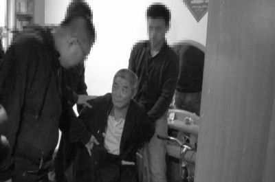 　向南夫被警方抓獲。