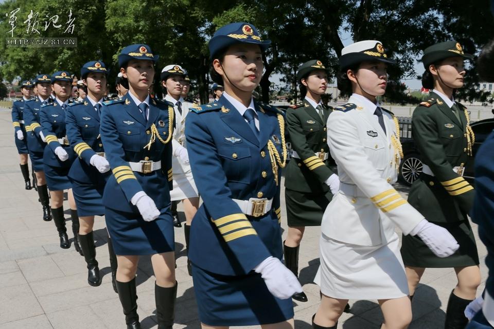 解放軍首批女儀仗兵亮相，90%以上擁有大專以上學(xué)歷，平均身高1.72米。圖為女兵儀仗隊(duì)。