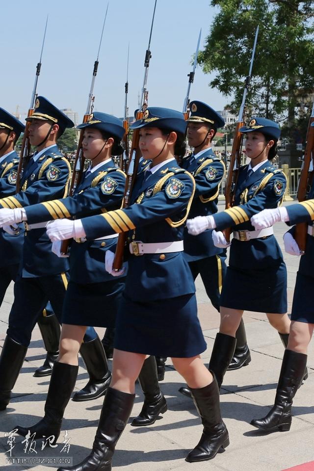 　解放軍首批女儀仗兵亮相，90%以上擁有大專以上學(xué)歷，平均身高1.72米。圖為女兵儀仗隊(duì)。