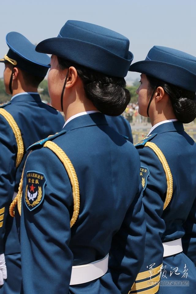 解放軍首批女儀仗兵亮相，90%以上擁有大專以上學(xué)歷，平均身高1.72米。圖為女兵儀仗隊(duì)。