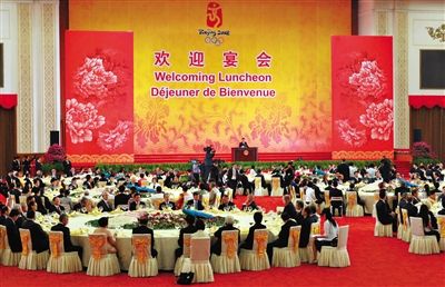 2008年8月8日，胡錦濤夫婦在北京人民大會堂宴會廳為出席北京奧運會的貴賓舉行歡迎宴會。