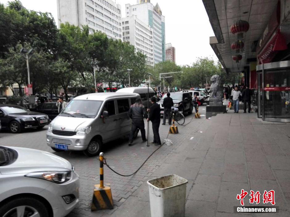 自治區(qū)和烏魯木齊市有關(guān)部門迅速處置，傷員已全部送往醫(yī)院救治。