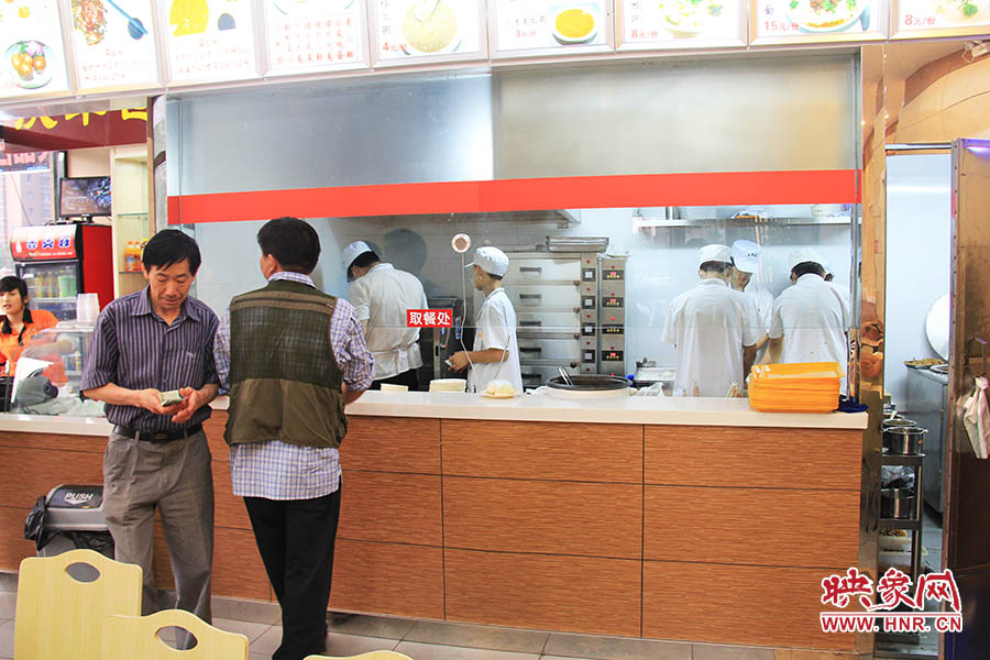 店面仍處于“試營業(yè)”狀態(tài),后廚的設(shè)備嶄新,看起來還算整潔。