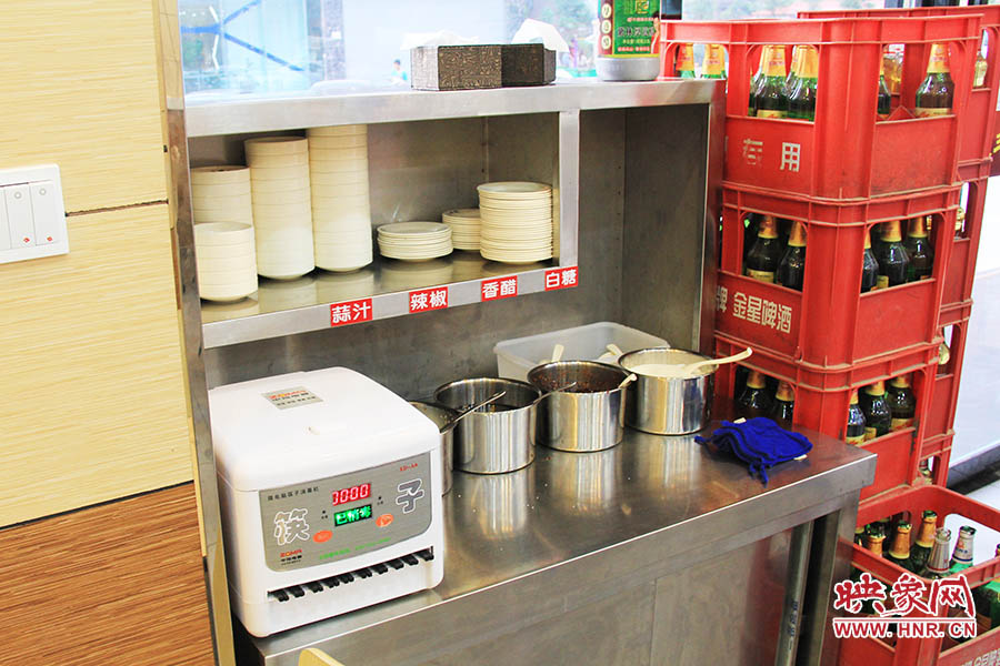 調(diào)料、小碟、餐具也都被放在另一張單獨(dú)的桌子上,需要用餐者“自助”。