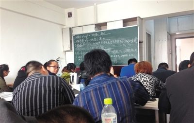 5月6日，大慶市，油田實(shí)行招工考試后，出現(xiàn)了各種考前輔導(dǎo)班。