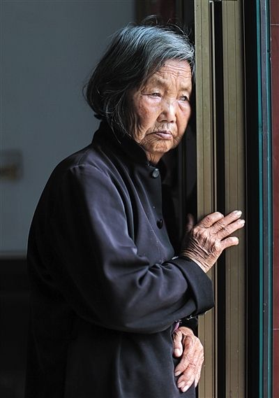 為了能“睡棺木”土葬，潘秀英四次喝農(nóng)藥自殺，后被搶救過來。
