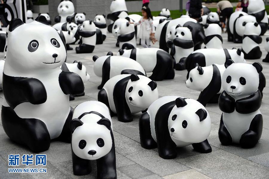 這是6月2日在上海靜安嘉里中心廣場拍攝的萌態(tài)百出的“熊貓”大軍。