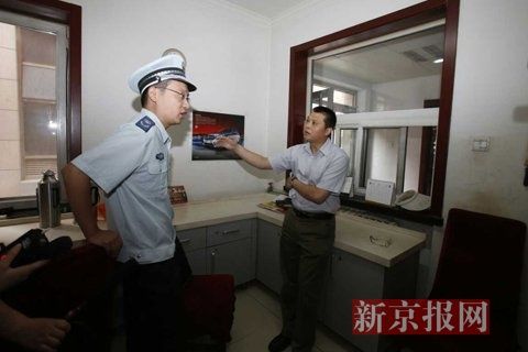 國(guó)家文物局的一名工作人員正在與執(zhí)法人員對(duì)峙。新京報(bào)記者 高瑋 攝