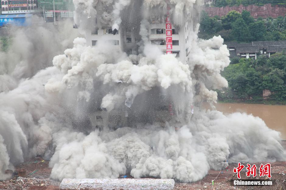 6月6日13時(shí)，貴州仁懷茅臺(tái)大橋及鐘樓整體爆破成功。
