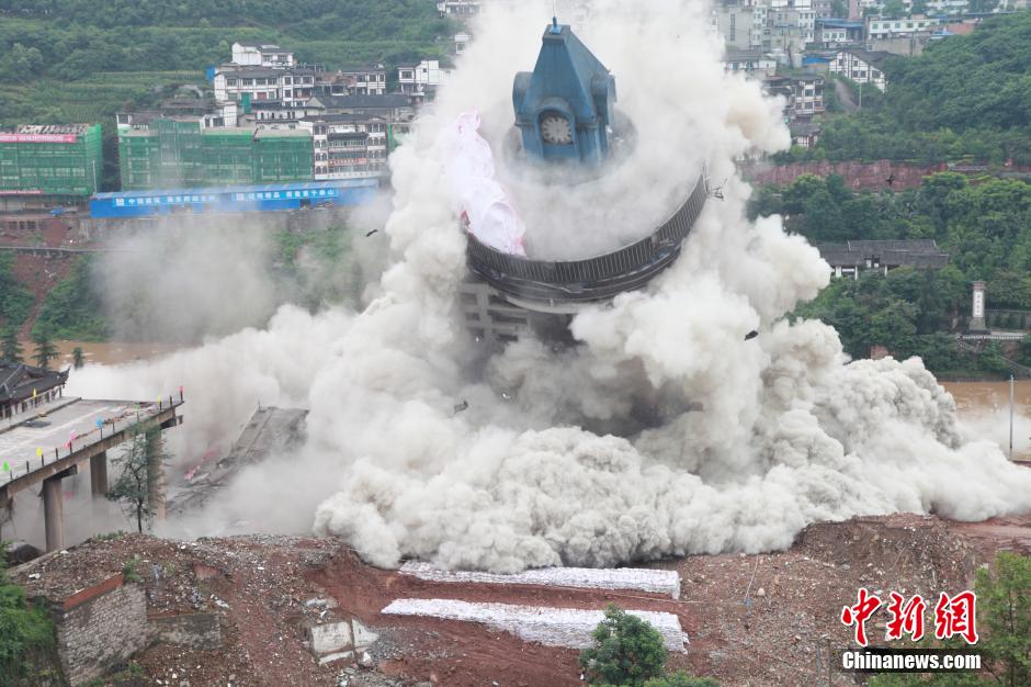 6月6日13時(shí)，貴州仁懷茅臺(tái)大橋及鐘樓整體爆破成功。