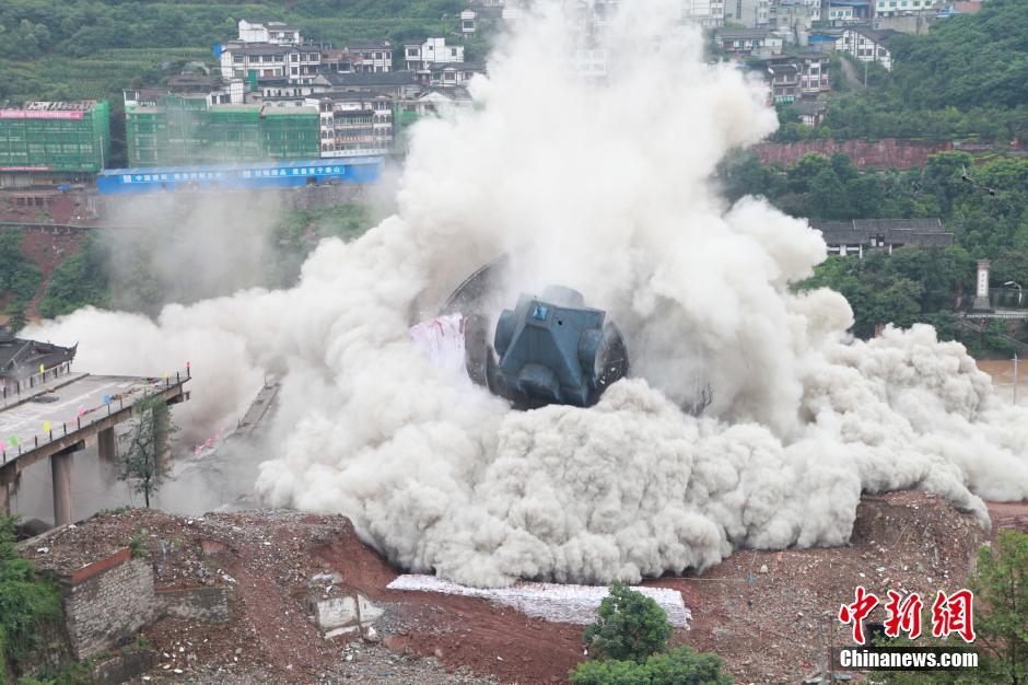 6月6日13時(shí)，貴州仁懷茅臺(tái)大橋及鐘樓整體爆破成功。