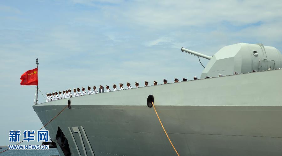 6月9日，在三亞某軍港，海口艦準(zhǔn)備起航。