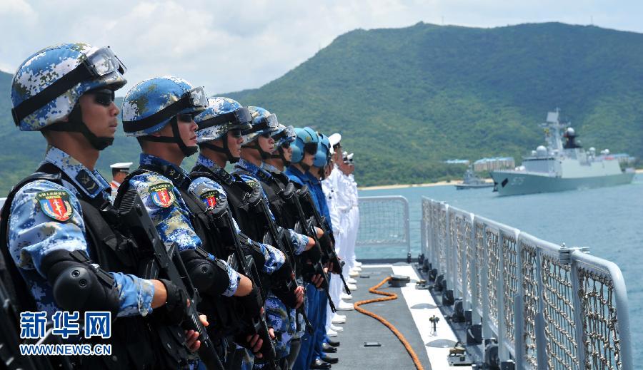6月9日，在三亞某軍港，海口艦官兵及隨艦出海的特戰(zhàn)隊員離開碼頭。