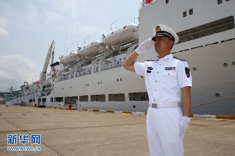  6月9日，在浙江舟山某軍港，和平方舟醫(yī)院船船長章榮華請示起航。