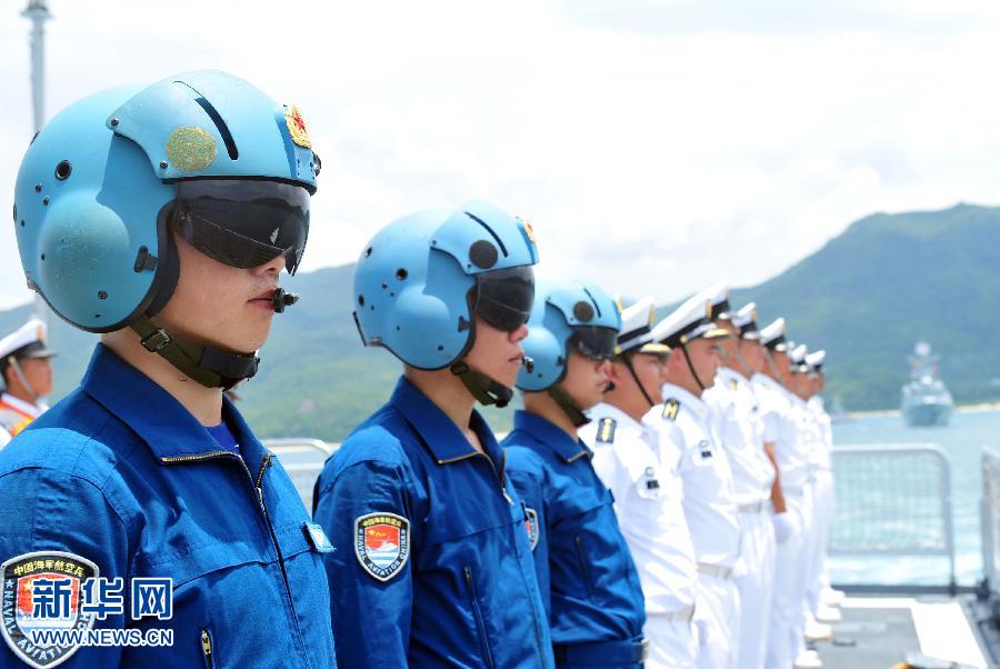  6月9日，在三亞某軍港，隨?？谂瀰⒀莸呐炤d直升機飛行員整裝待發(fā)。