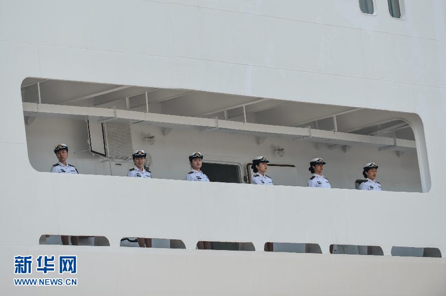  6月9日，在浙江舟山某軍港，和平方舟醫(yī)院船上的海軍官兵列隊與港口送行人員告別。