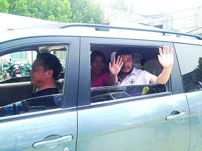 孫正龍和妻子、家人，揮手和醫(yī)護人員告別。張凌飛