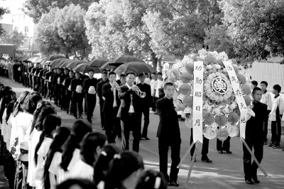 護送陣亡將士遺骸的隊伍緩緩走入殤墓園。