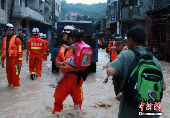 6月19日，短時(shí)強(qiáng)降雨導(dǎo)致福州長樂市玉田鎮(zhèn)轄區(qū)內(nèi)多處被洪水圍困，大量人員被困。朱曉航 黃綠榮 圖/文